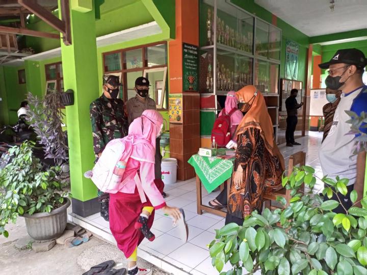 Hari Pertama PTM, Babinsa dan Babinkamtibmas Dampingi Dewan Guru Terapkan Protokol Kesehatan